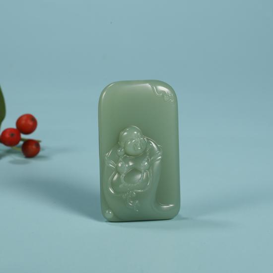 02943 侯晓锋 中国玉石雕刻大师 侯晓锋 和田玉鸭蛋青佛牌 规格:5.0×2.9×1.1cm 重量:30g 白度:鸭蛋青 脂份:极高 密度:无结构 款识:一户侯 无底价