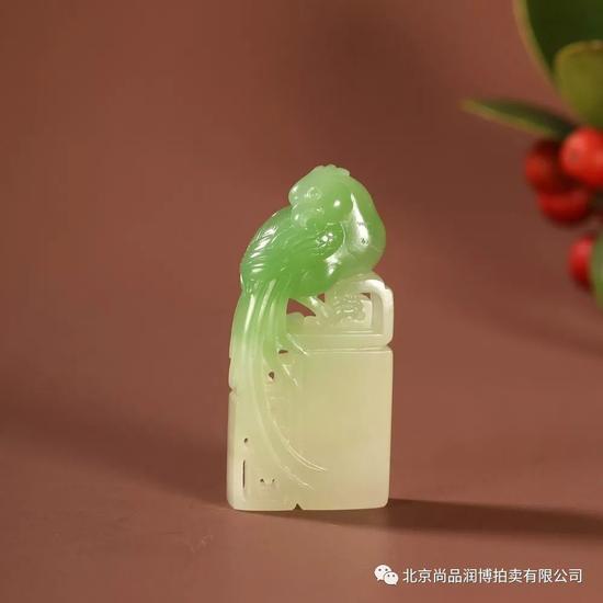 02986 殷小金 中国玉石雕刻名家 殷小金 和田玉翠青英武牌 规格:4.5×2.1×1.0cm 重量:15g 白度:翠青 脂份:高 密度:好 款识:小金 无底价