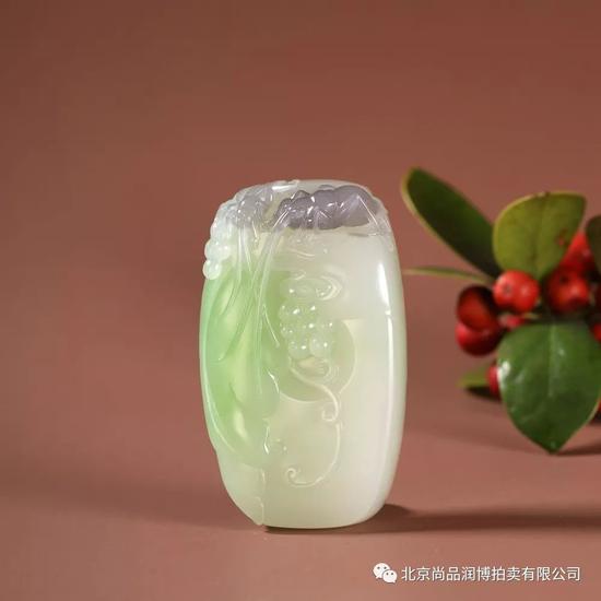 02983 殷小金 中国玉石雕刻名家 殷小金 和田玉三色翠青秋韵牌 规格:6.5×3.9×1.6cm 重量:91g 白度:三色(翠、白、紫罗兰) 脂份:高 密度:好 款识:小金 RMB:138000-158000