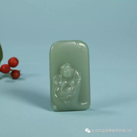02943 侯晓锋 中国玉石雕刻大师 侯晓锋 和田玉鸭蛋青佛牌 规格:5.0×2.9×1.1cm 重量:30g 白度:鸭蛋青 脂份:极高 密度:无结构 款识:一户侯 无底价