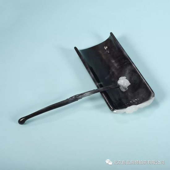 03000 冯钤 中国玉石雕刻名家 冯钤 新疆和田玉青花籽料茶则、茶拨一套 规格:茶则11.5×5.0×1.0cm 茶拨12.5×1.2×1.5cm 重量:53.8g 9.8g 白度:青花 脂份:高 密度:好 款识:冯 无底价