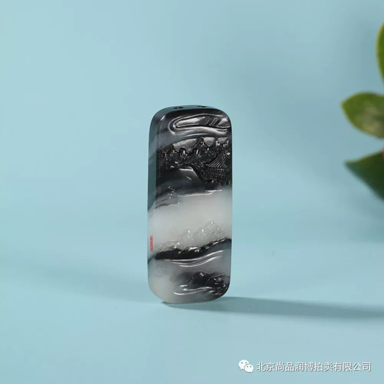 03012 姚圣国 中国玉石雕刻名家 姚圣国 新疆和田玉青花籽料青湖空远图 规格:5.3×2.2×1.1cm 重量:32g 白度:青花 脂份:高 密度:好 款识:圣国 无底价