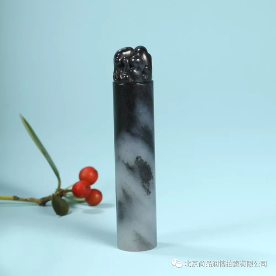 02999 任永辉 中国玉石雕刻名家 任永辉 新疆和田玉青花籽料山水印章 规格:高8.1cm 直径1.6cm 重量:45g 白度:青花 脂份:高 密度:好 无底价