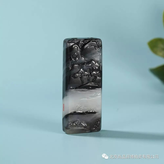 03011 姚圣国 中国玉石雕刻名家 姚圣国 新疆和田玉青花籽料郊游图 规格:5.7×2.3×1.1cm 重量:36g 白度:青花 脂份:高 密度:好 款识:圣国 无底价