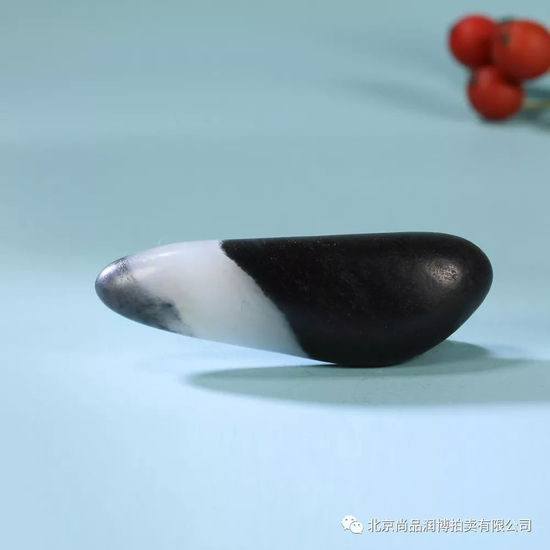 02922 新疆和田玉青花籽料原石 规格:4.5×1.5×1.0cm 重量:11.8g 白度:青花 脂份:极高 密度:极好 RMB:160000-180000