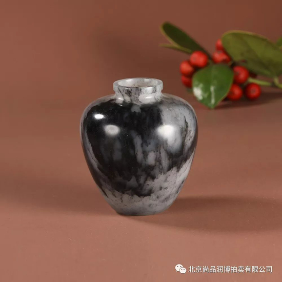 03053 任永辉 中国玉石雕刻名家 任永辉 新疆和田玉青花籽料山水小器 规格:高5.2cm 直径4.7cm 重量:51.8g 白度:青花 脂份:高 密度:好 RMB:20000-30000