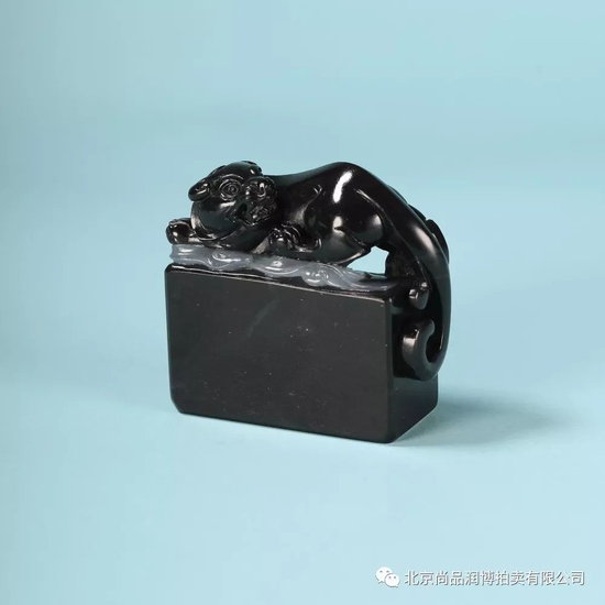 02949 万德旭 中国玉石雕刻名家 万德旭 新疆和田玉青花籽料瑞兽印章 规格:4.2×4.1×1.8cm 重量:65g 白度:青花 脂份:高 密度:好 款识:卓、誉 RMB:25000-35000