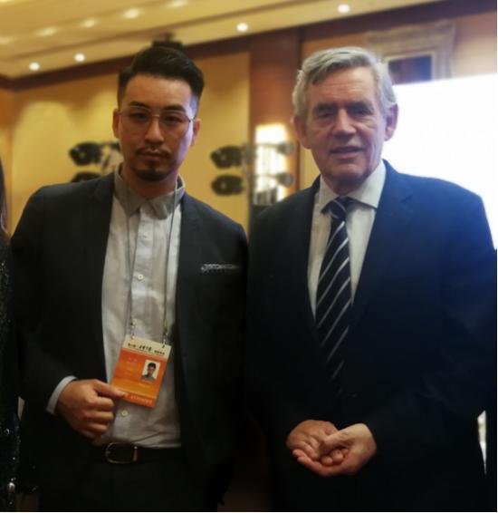 (右一)英国前戈首相登·布郎 (左一)中国玉雕大师马学武之子、非物质文化遗产第三代传承人、上海交大客座讲师、雕刻艺术家马瑞
