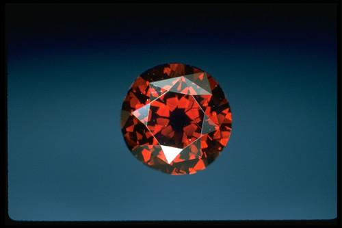 The De Young Red 是一颗重达5.03克拉的圆形红钻,1927年产于南非,世界第三重的红钻。圆形明亮型(Round Brilliant)的钻石切工,由正面可看见主要的风筝刻面被水平地划开成两个刻面,让此钻石的明亮度略比标准型 Round Brilliant Cut 好,曾经在一次的财产拍卖中被人误以为是红色石榴石。
