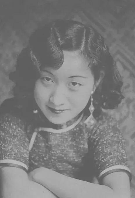 著名掌故专家郑逸梅曾赞周“体态清丽宛转,如流风回雪”。
