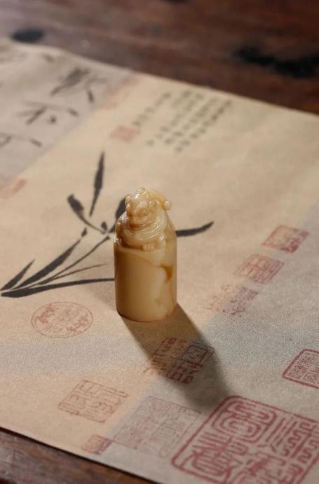 ▲2021西泠春拍 清·乾隆御用寿山石盘螭钮章 印文:翌太和
