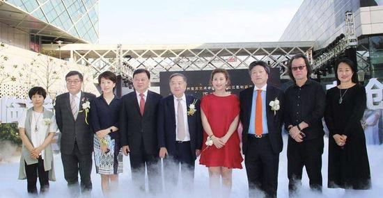 杭州宝龙艺术中心及滨江艺珺酒店开幕仪式现场嘉宾合影,左起:中国美术学院绘画学院马海燕,宝龙酒店集团总经理夏国跃,滨江区委常委、宣传部长张玮,浙江省旅游局副局长许澎,宝龙集团执行董事兼执行副总裁兼酒店集团执行董事兼行政人事中心总经理肖清平,宝龙集团董事兼文化集团执行董事许华琳 ,上海市国际文化传播协会副秘书长、亚太经济领袖联合会副主席陈利,国际媒体艺术人、策展人姚大钧,宝龙文化集团总经理裴今梅