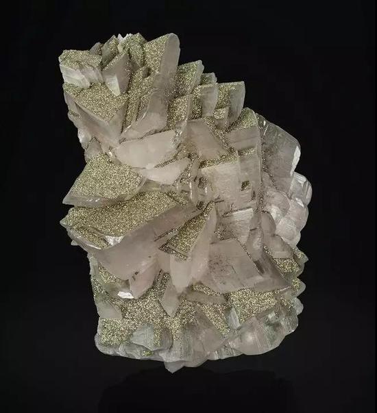俄罗斯黄铁矿、方解石晶簇 照片:Robert Weldon