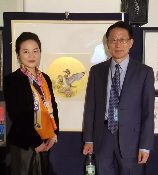 联合国中文组原组长、纽约华美人文学会主席何勇和画家樊蕾在活动现场合影