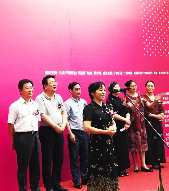 嘉兴市政协主席高玲慧女士宣布画展开幕
