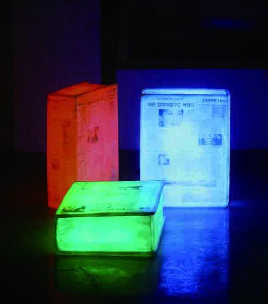 郑云鹤 Woonhak Chung ( 韩国) 书中的故事-62×50×21cm×3-LED,玻璃缸,薄膜,控制器,2011