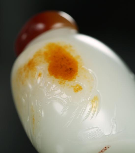 LOT2976 瞿利军 和田玉籽料独钓金秋鼻烟瓶 5.9×5.6×3.3cm 166g