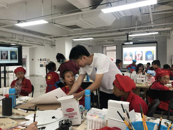 中国人民大学艺术学院硕士研究生单伟指导孩子们绘画创作