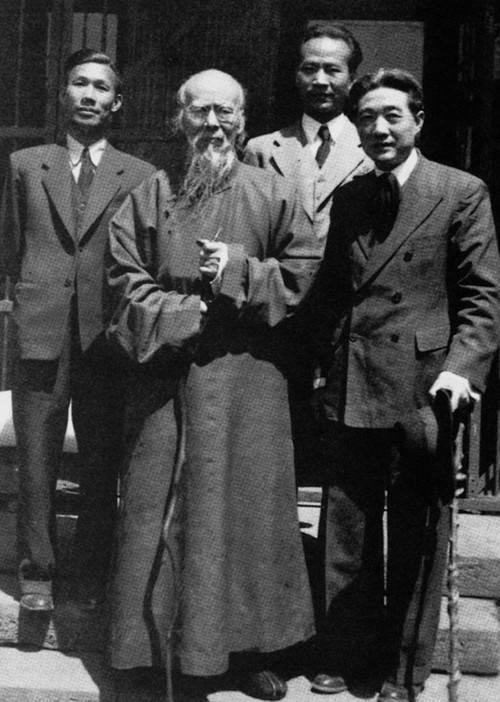 吴作人(右二)与齐白石(左二)、徐悲鸿(右一)的合影