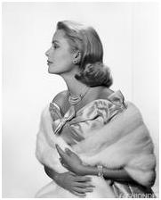 1955年摩纳哥(Monaco)王子雷尼尔(Rainier)与葛蕾丝凯莉(Grace Kelly)订婚,也特别选了一套Van Cleef &; Arpels梵克雅宝的珍珠圆钻首饰