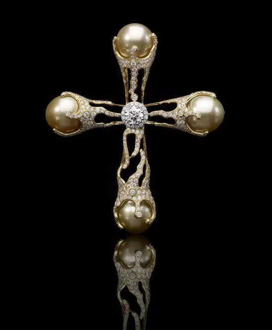 Bao Bao Wan 万宝宝 Fine Jewelry系列 “Complication Passion” 十字架吊坠