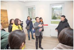 项目德方顾问Jürgen Büssow先生和德方策划舒阳先生为学员导览莱茵美术馆