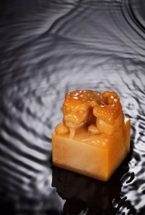 杨玉璇制钮 寿山田黄石太狮少狮钮方章 4×4×5 cm; 164g 印文: 燕山宋氏金坡珍藏书画印。边款 : 戊辰七月望赵之琛作。丁卯九秋又栩刻。