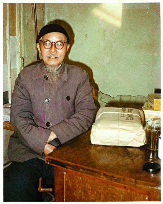 1972年年底或1973年年初,在上海日月楼,委托周颖南将译稿带交广洽法师(周颖南摄,唯一一张彩色照片,邮包为大乘起信论新释译稿)