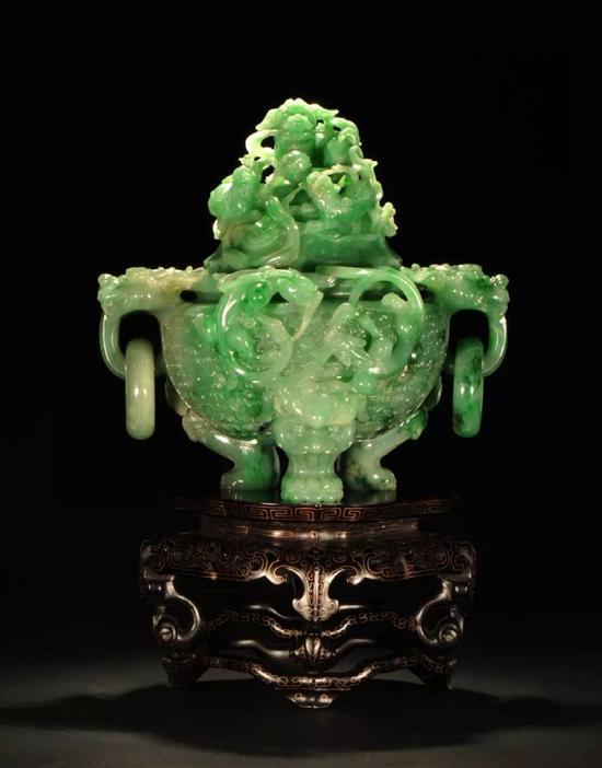 清 翡翠狮钮双龙耳活环三足盖炉传徐世昌旧藏。 H:16 cm, W:16.8 cm, 带 座 H:24 cm