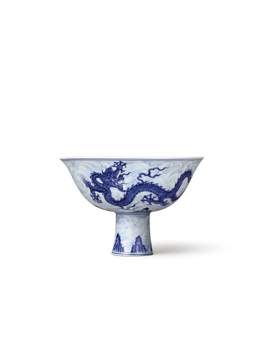 明宣德 青花海水云龙纹高足盌 《大明宣德年制》款 15.6公分 预料成交价逾6,000万港元