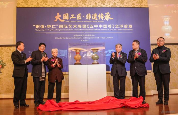 嘉宾共同为作品揭幕