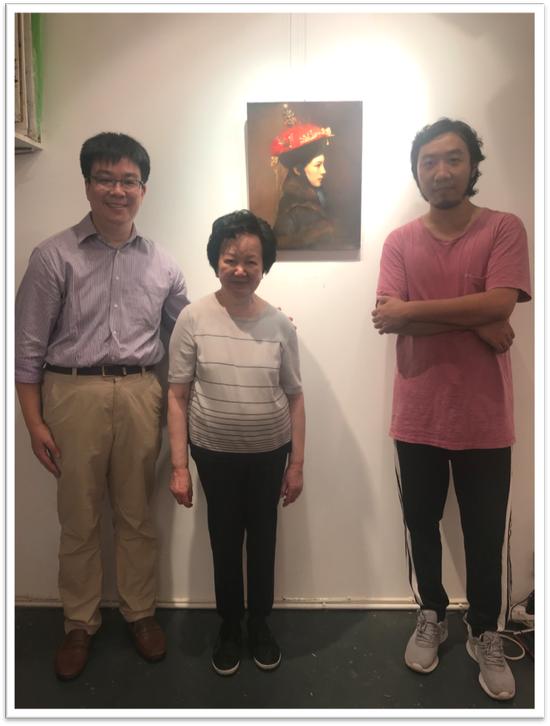 画家邸可新先生与香港藏家Woo先生和Woo女士在展览现场合影。
