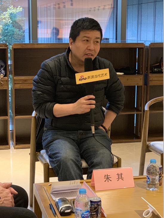 研讨会现场:艺术批评家朱其发言