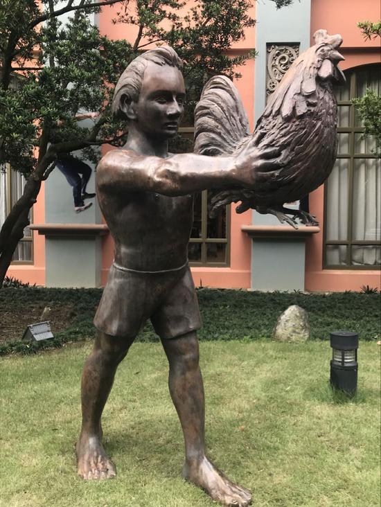 马歇尔·雷斯(Martial Raysse 法国)《一、二、三,抓金鸡》210 x 65 x 155cm 铜雕 1991年