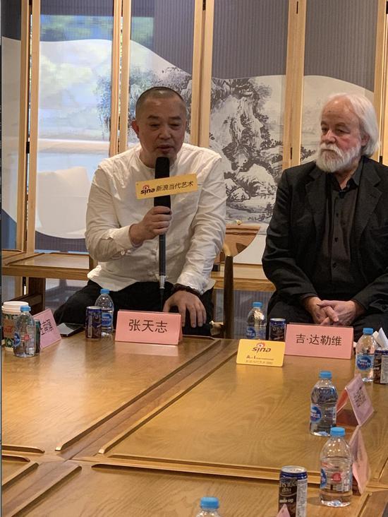 研讨会现场:策展人张天志主持研讨会