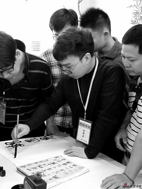 龙友先生在点评学员作品