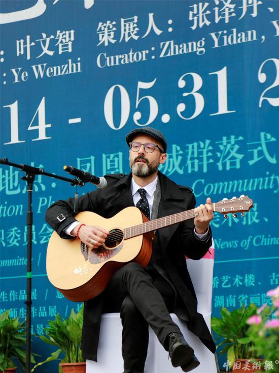 意大利的著名艺术家乔尔乔·蒂斯迪法诺在开幕式现场演唱