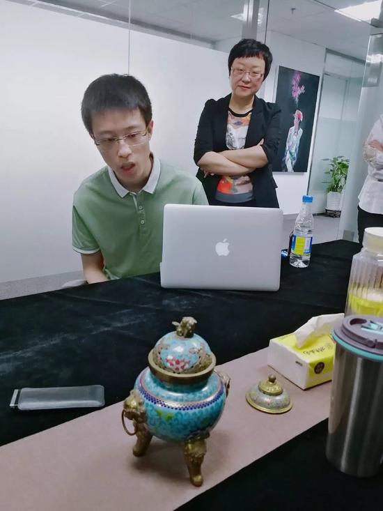 ▲ 同学看实物为珐琅断代