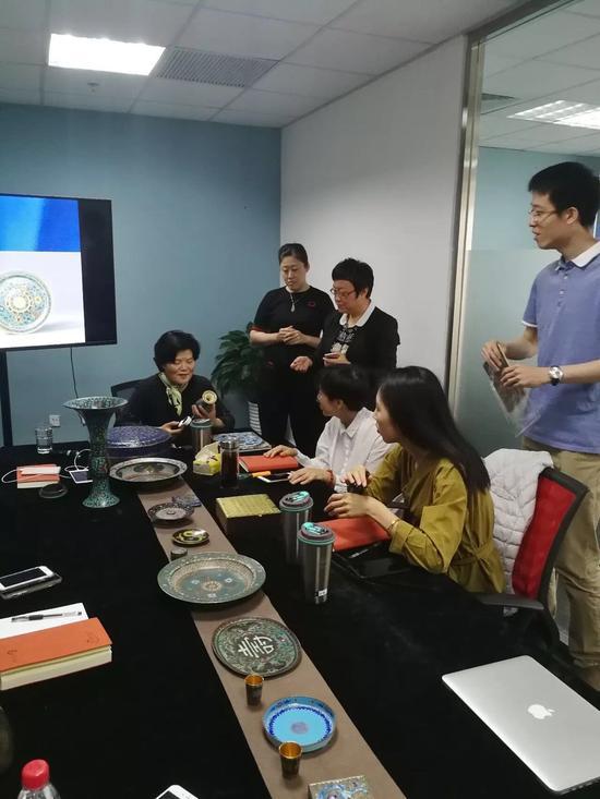 ▲ 张老师教同学们辨别珐琅