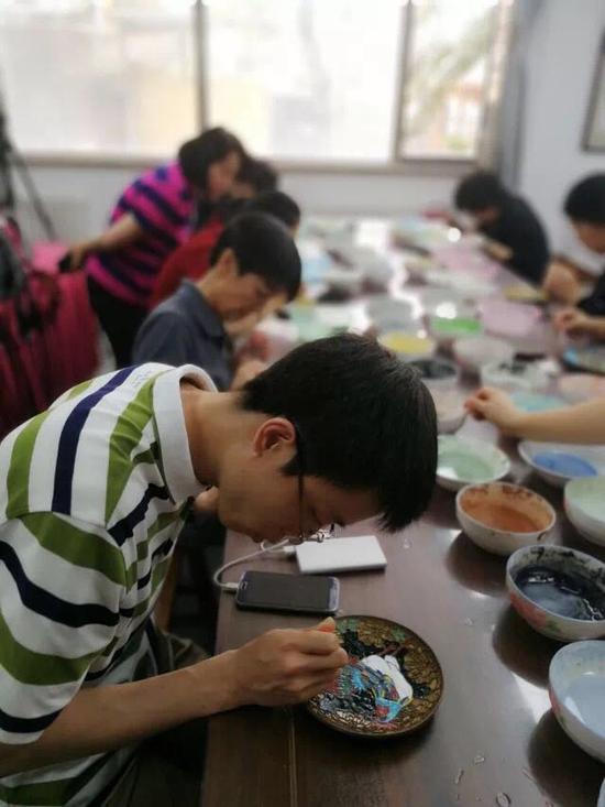 ▲学员专心体验点蓝