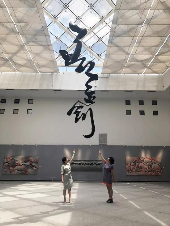宝山区文化广播影视管理局局长王一川和副局长赵剑瑾在“水+墨:从新海派到当代”展览现场