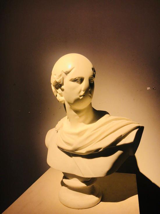 杨茂源《阿波罗》60×35×75cm 大理石 2009年