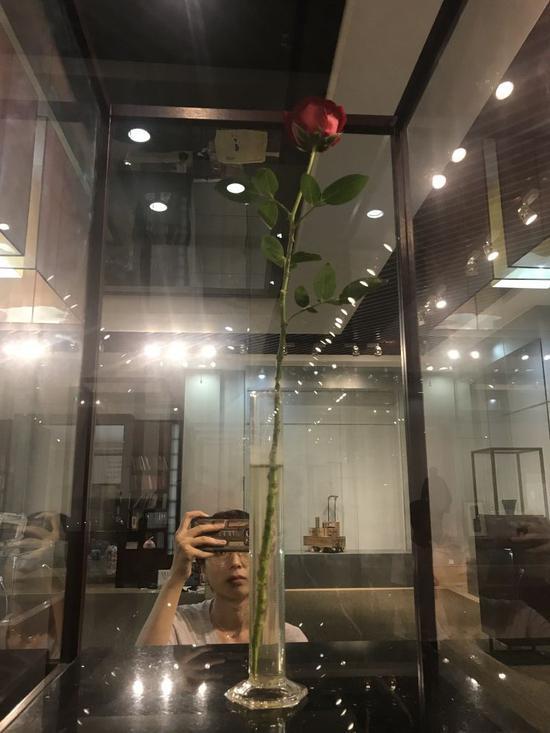 约瑟夫·博伊斯 (Joseph Beuys 德国)《为了爱而生存》尺寸可变 量杯、玫瑰 1975年