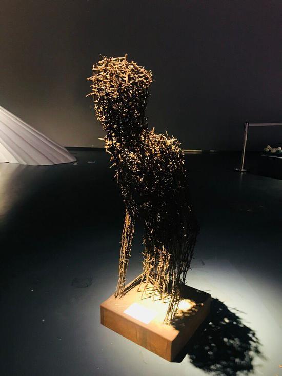 艾松《焦虑中的男子》50x64x125cm 铁刺 2013独版
