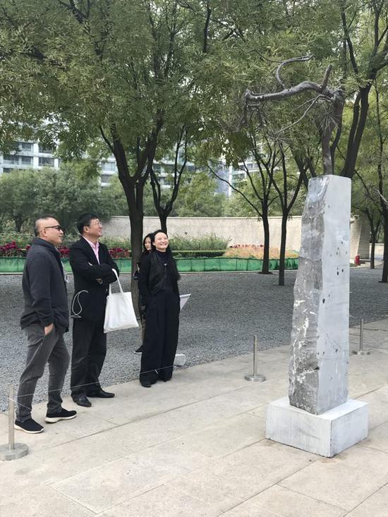 策展人罗怡(右)在展览现场