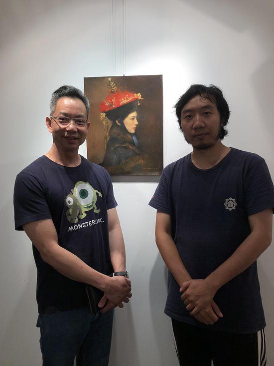 画家邸可新先生与香港大学历史系博士,著名藏家林先生在展览现场合影。