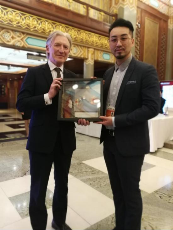 马瑞,代表中方赠和田玉与:英国工党影阁法律和财政国务大臣戴维森勋爵
