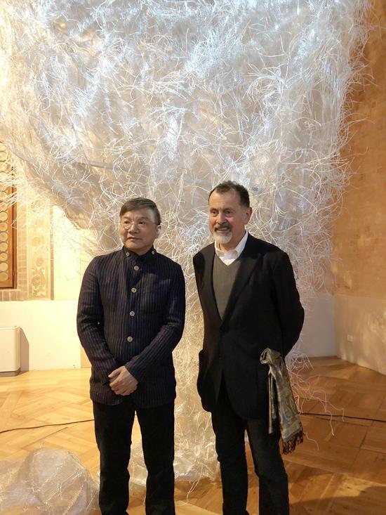 黄建成和策展人Vittorio Urbani