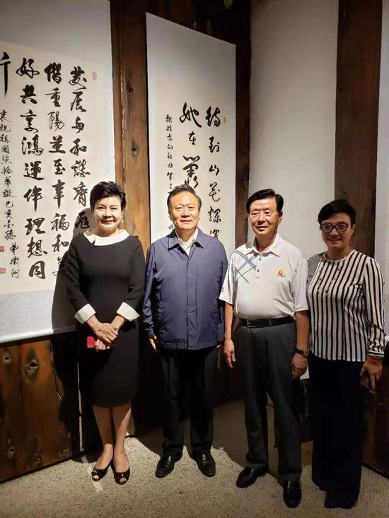 空军原副政委芮清凯中将、第十二届全国人大常委会委员、副秘书长、中国留学人才发展基金会曹卫洲理事长、民进中央委员、北京市政协委员、中国少年儿童文化艺术基金会阚丽君会长、国家一级编导、北京电视台文艺中心副主任庄小红女士合影留念