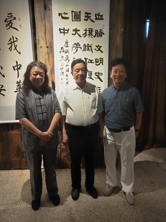原总政治部副主任唐天标上将、中国书法家协会理事、著名诗人吴震启先生、北京红星阁将军书画院徐波秘书长合影留念
